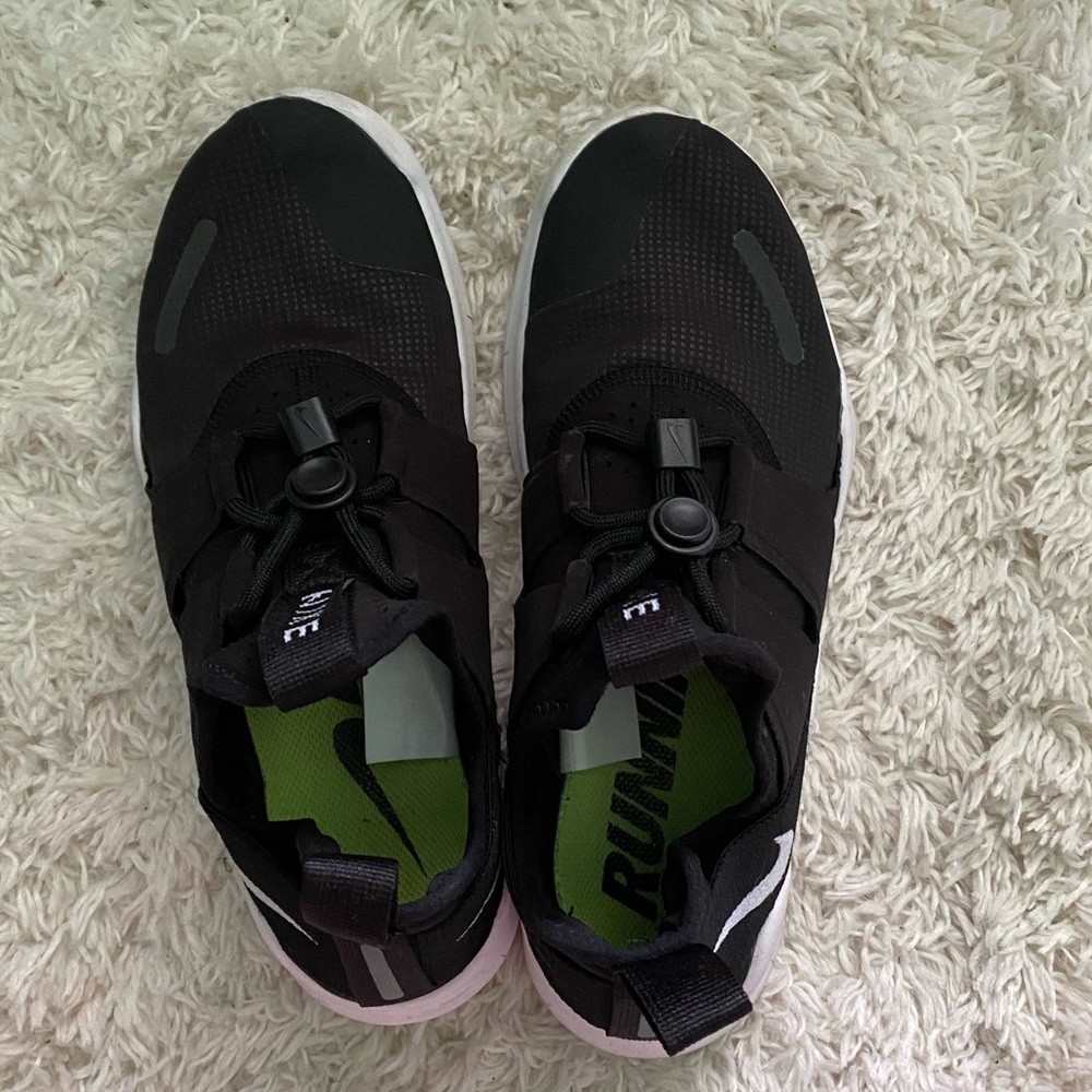 Black Nike Free Runs